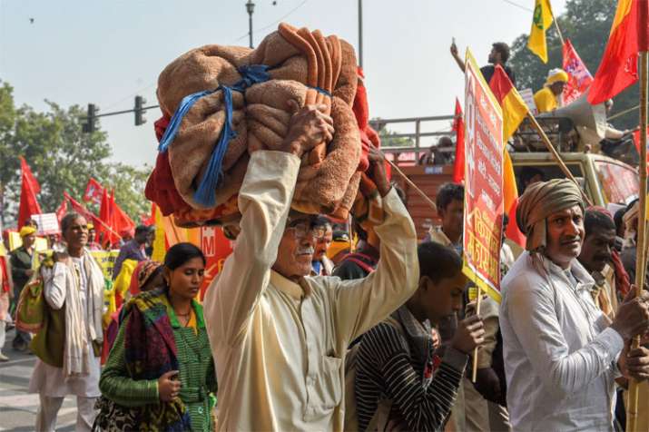 AIKSCC members and farmers begin their march from Ramlila Maidan towards Parliament AIKSCC members and farmers begin their march from Ramlila Maidan towards Parliament- India TV