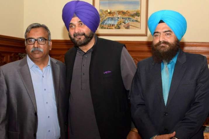 खालिस्तानी आतंकी गोपाल सिंह चावला के साथ दिखे नवजोत सिंह सिद्धू, मच सकता है बवाल खालिस्तानी आतंकी गोपाल सिंह चावला के साथ दिखे नवजोत सिंह सिद्धू, मच सकता है बवाल- India TV