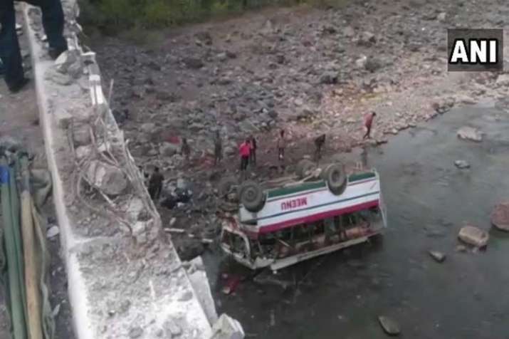 9 dead, 25 injured as bus falls into river in... 9 dead, 25 injured as bus falls into river in...- India TV