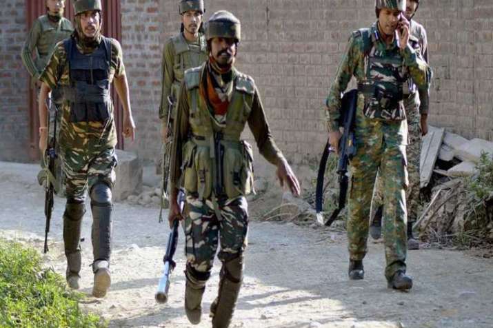 जम्मू कश्मीर के कुलगाम में सेना और आतंकियों के बीच मुठभेड़ जम्मू कश्मीर के कुलगाम में सेना और आतंकियों के बीच मुठभेड़- India TV
