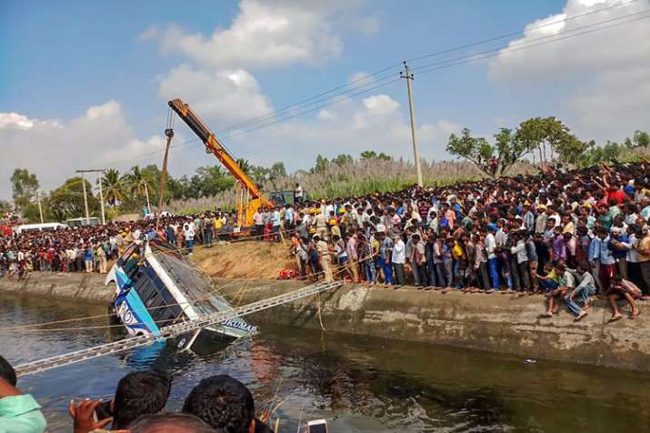 कर्नाटक के मांड्या में बस नहर में गिरी, हादसे में 30 लोगों की मौत कर्नाटक के मांड्या में बस नहर में गिरी, हादसे में 30 लोगों की मौत- India TV