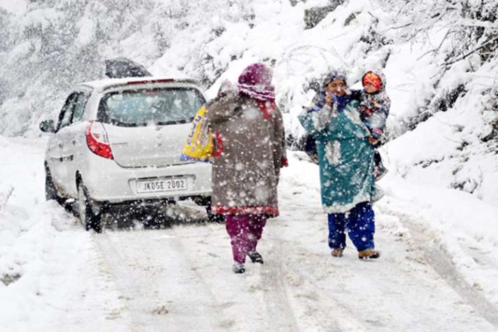जम्मू एवं कश्मीर के ऊपरी इलाकों में बर्फबारी, पर्यटक बेहद खुश जम्मू एवं कश्मीर के ऊपरी इलाकों में बर्फबारी, पर्यटक बेहद खुश- India TV