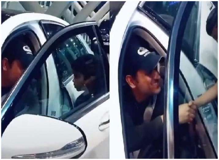 फैन से मिलते धोनी फैन से मिलते धोनी- India TV