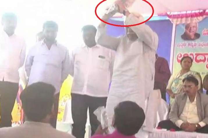 कर्नाटक के मंत्री ने... कर्नाटक के मंत्री ने...- India TV