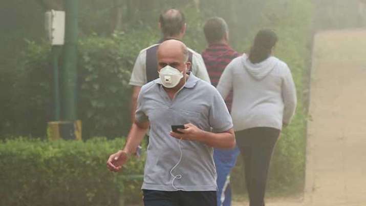 Delhi air not supportive for morning walk Delhi air not supportive for morning walk - India TV