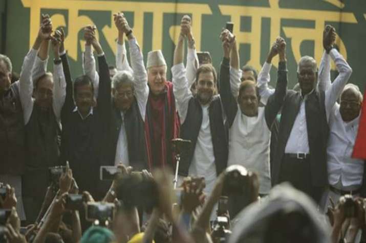 Rahul Gandhi and Arvind Kejriwal joins hands at Kisan March in Delhi Rahul Gandhi and Arvind Kejriwal joins hands at Kisan March in Delhi- India TV