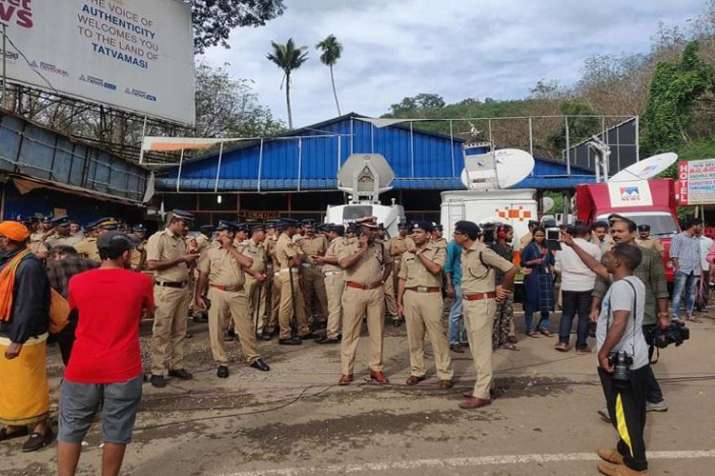 सबरीमला मंदिर के द्वार खुले, पम्बा में परिवार के साथ पूजा के इंतजार में 30 साल की महिला सबरीमला मंदिर के द्वार खुले, पम्बा में परिवार के साथ पूजा के इंतजार में 30 साल की महिला - India TV