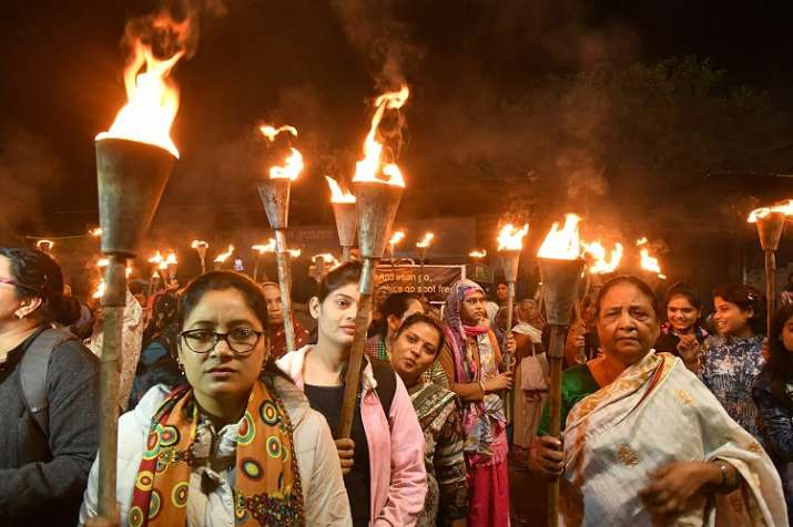 सड़कों पर मशाल लेकर उतरे भोपाल गैस पीड़ित | PTI सड़कों पर मशाल लेकर उतरे भोपाल गैस पीड़ित | PTI- India TV