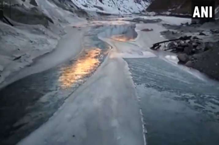 River Chandra in Lahaul-Spiti freezes partially due to cold wave River Chandra in Lahaul-Spiti freezes partially due to cold wave- India TV