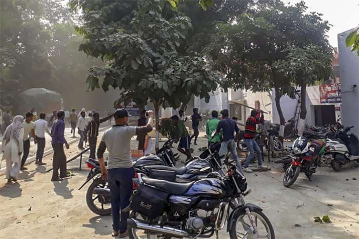 Bulandshahr Violence: Viral video shows Sumit pelting stones before he was shot dead Bulandshahr Violence: Viral video shows Sumit pelting stones before he was shot dead- India TV