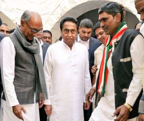 Congress worker wears shoes by Kamal Nath as party forms govt in Madhya Pradesh Congress worker wears shoes by Kamal Nath as party forms govt in Madhya Pradesh- India TV