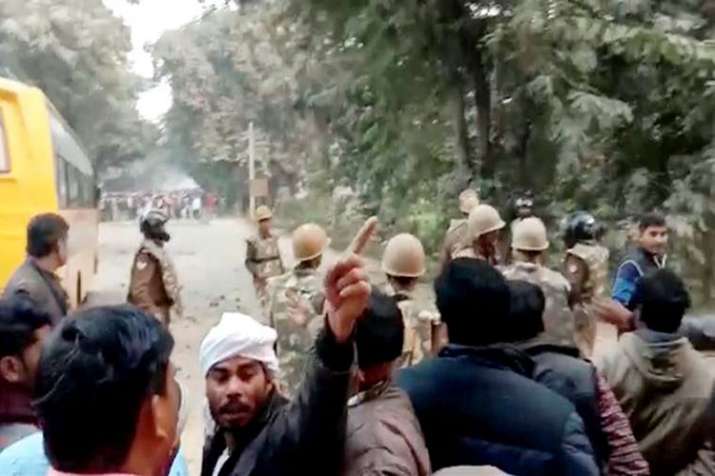 Ghazipur stone pelting Ghazipur stone pelting- India TV