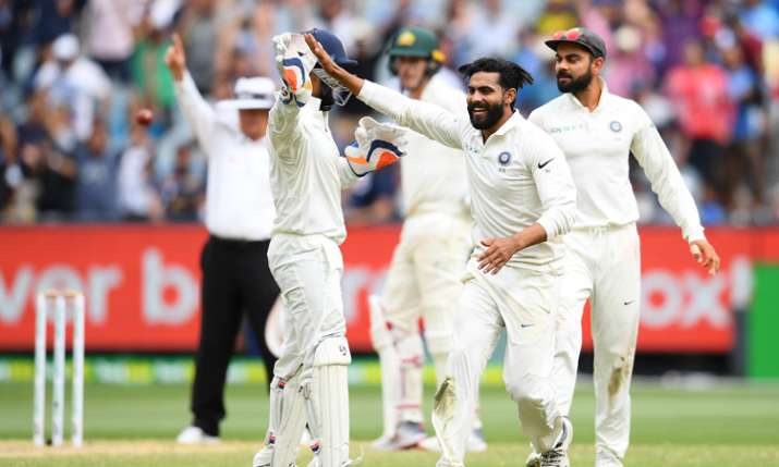 मेलबर्न टेस्ट : जीत से दो विकेट दूर भारत, दीवार बनकर खड़े पैट कमिंस मेलबर्न टेस्ट : जीत से दो विकेट दूर भारत, दीवार बनकर खड़े पैट कमिंस- India TV