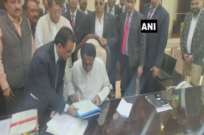 Madhya Pradesh Chief Minister Kamal Nath signs on the files for farm loan waiver Madhya Pradesh Chief Minister Kamal Nath signs on the files for farm loan waiver- India TV