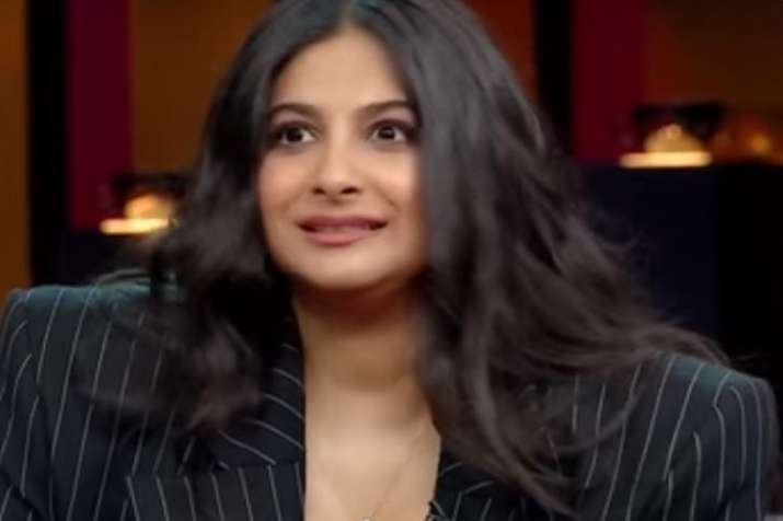 Koffee with Karan 6 Rhea Kapoor imitates Kareena Kapoor Khan watch video Koffee with Karan 6 Rhea Kapoor imitates Kareena Kapoor Khan watch video- India TV