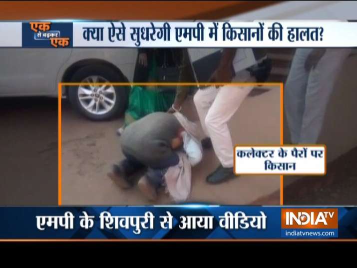 A farmer breaks down and falls to the feet of the newly appointed Collector in Shivpuri MP A farmer breaks down and falls to the feet of the newly appointed Collector in Shivpuri MP- India TV