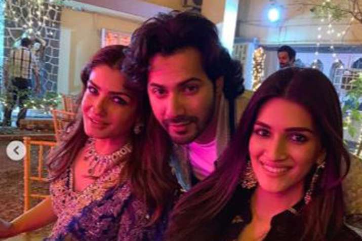 Raveena Tandon, Varun Dhawan, Kriti Sanon Raveena Tandon, Varun Dhawan, Kriti Sanon- India TV