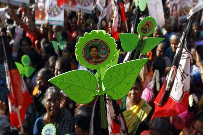 AIADMK party workers who are willing to contest in Lok Sabha elections can apply after paying 25000 AIADMK party workers who are willing to contest in Lok Sabha elections can apply after paying 25000- India TV