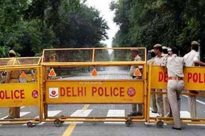 Delhi police ASI beaten up for protesting after his car was hit by another vehicle Delhi police ASI beaten up for protesting after his car was hit by another vehicle- India TV