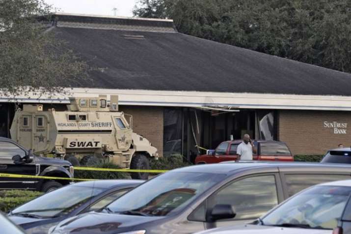 Florida Bank Shooting: Five people killed, shooter surrenders to SWAT team Florida Bank Shooting: Five people killed, shooter surrenders to SWAT team- India TV