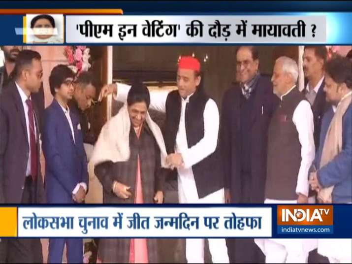 Akhilesh Yadav Meets with Mayawati and greets on her birthday Akhilesh Yadav Meets with Mayawati and greets on her birthday- India TV
