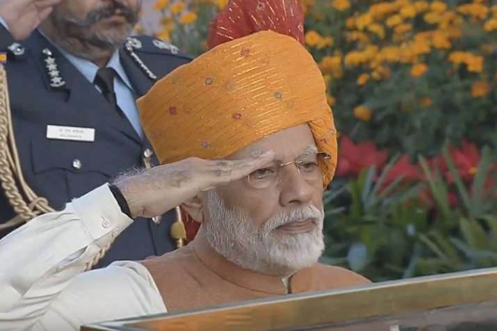 गणतंत्र दिवस के मौके पर केसरिया साफे में नजर आए प्रधानमंत्री मोदी गणतंत्र दिवस के मौके पर केसरिया साफे में नजर आए प्रधानमंत्री मोदी - India TV