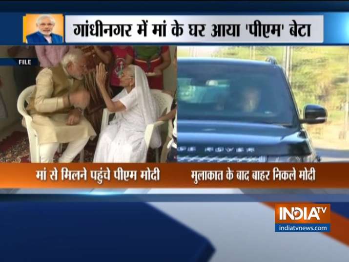 गांधीनगर में मां से मिले पीएम मोदी, करीब तीस मिनट रहे साथ गांधीनगर में मां से मिले पीएम मोदी, करीब तीस मिनट रहे साथ- India TV