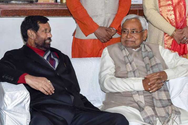 Bihar Chief Minister Nitish Kumar with Union minister... Bihar Chief Minister Nitish Kumar with Union minister...- India TV