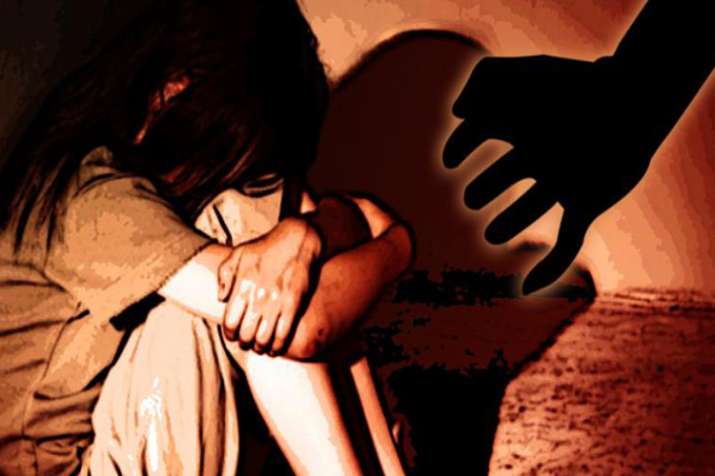 नाबालिग के साथ यौन संबंध बनाने के जुर्म में भारतीय को 13 साल की कैद, 12 कोड़ों की सजा नाबालिग के साथ यौन संबंध बनाने के जुर्म में भारतीय को 13 साल की कैद, 12 कोड़ों की सजा - India TV