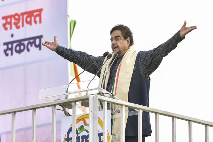 Shatrughan Sinha attends Mamata's big Kolkata rally, BJP hints at action against 'opportunist' leade Shatrughan Sinha attends Mamata's big Kolkata rally, BJP hints at action against 'opportunist' leade- India TV