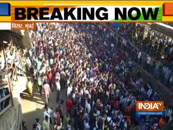 पुलवामा आतंकी हमले के विरोध में मुंबई में रोकी गई लोकल ट्रेन, लगाए पाकिस्तान मुर्दाबाद के नारे पुलवामा आतंकी हमले के विरोध में मुंबई में रोकी गई लोकल ट्रेन, लगाए पाकिस्तान मुर्दाबाद के नारे- India TV