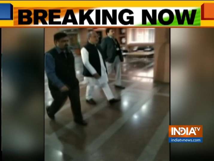 संसद में सर्वदलीय बैठक शुरू, पार्टियों को सरकार के कदमों की दी जाएगी जानकारी संसद में सर्वदलीय बैठक शुरू, पार्टियों को सरकार के कदमों की दी जाएगी जानकारी- India TV