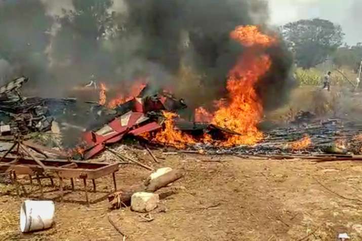 बेंगलुरू एयरशो रिहर्सल के दौरान बड़ा हादसा, दो सूर्य किरण विमान टकराए; एक पायलट की मौत बेंगलुरू एयरशो रिहर्सल के दौरान बड़ा हादसा, दो सूर्य किरण विमान टकराए; एक पायलट की मौत- India TV