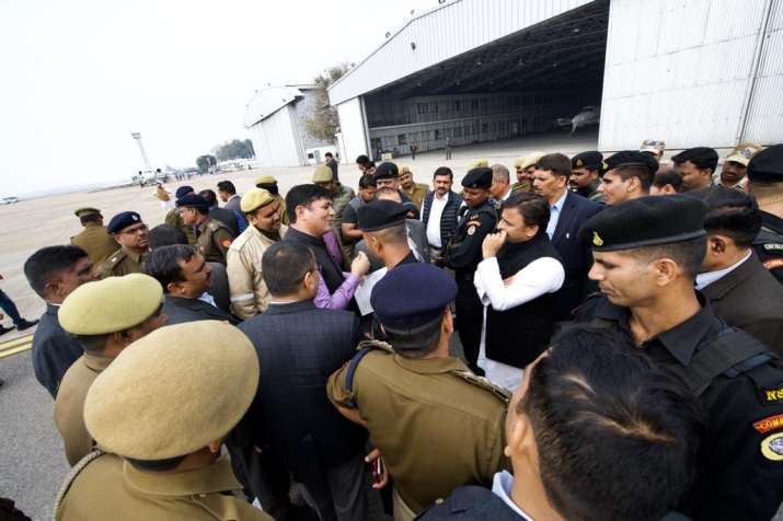 अखिलेश यादव को प्रयागराज जाने से रोका गया, एयरपोर्ट पर समाजवादियों का धरना अखिलेश यादव को प्रयागराज जाने से रोका गया, एयरपोर्ट पर समाजवादियों का धरना- India TV