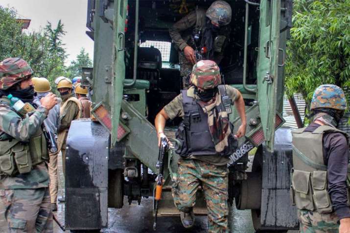 Encounter between terrorists, security forces in Shopian Encounter between terrorists, security forces in Shopian- India TV