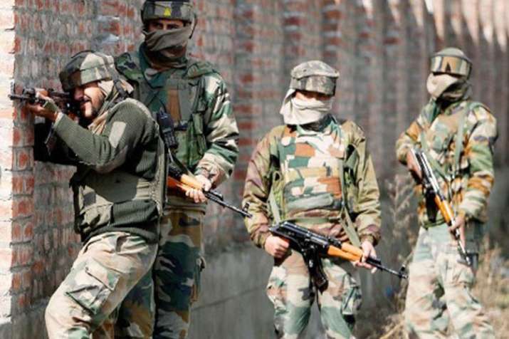 Srinagar: Grenade attack by terrorists at Lal Chowk; 7 security personnel among 11 injured Srinagar: Grenade attack by terrorists at Lal Chowk; 7 security personnel among 11 injured- India TV