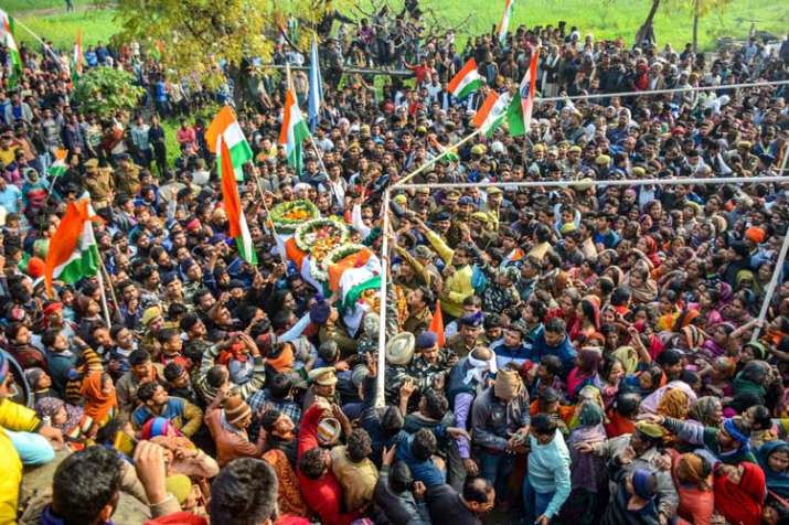 A large number of people attend the funeral procession... A large number of people attend the funeral procession...- India TV