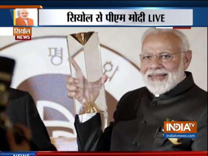 PM मोदी को मिला सियोल का सबसे बड़ा अवार्ड, नवाज़े गए शांति पुरस्कार से PM मोदी को मिला सियोल का सबसे बड़ा अवार्ड, नवाज़े गए शांति पुरस्कार से- India TV