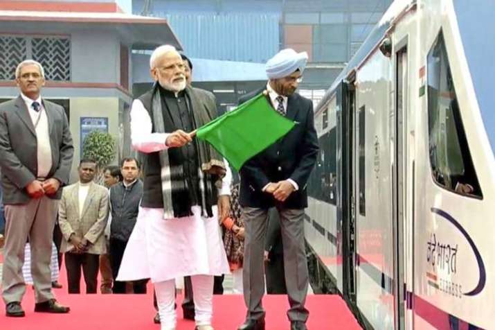 PM मोदी ने भारत की पहली सबसे तेज ट्रेन ‘वंदे भारत’ को हरी झंडी दिखायी PM मोदी ने भारत की पहली सबसे तेज ट्रेन ‘वंदे भारत’ को हरी झंडी दिखायी- India TV