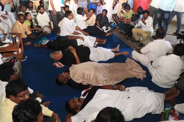 Puducherry CM V Narayanasamy and cabinet colleagues sleep outside LG Kiran Bedi’s house protest Puducherry CM V Narayanasamy and cabinet colleagues sleep outside LG Kiran Bedi’s house protest- India TV