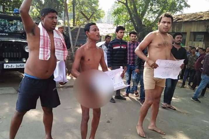 असम में नागरिकता विधेयक के खिलाफ नग्न प्रदर्शन, पुलिस ने प्रदर्शनकारियों को कंबल से ढका असम में नागरिकता विधेयक के खिलाफ नग्न प्रदर्शन, पुलिस ने प्रदर्शनकारियों को कंबल से ढका- India TV