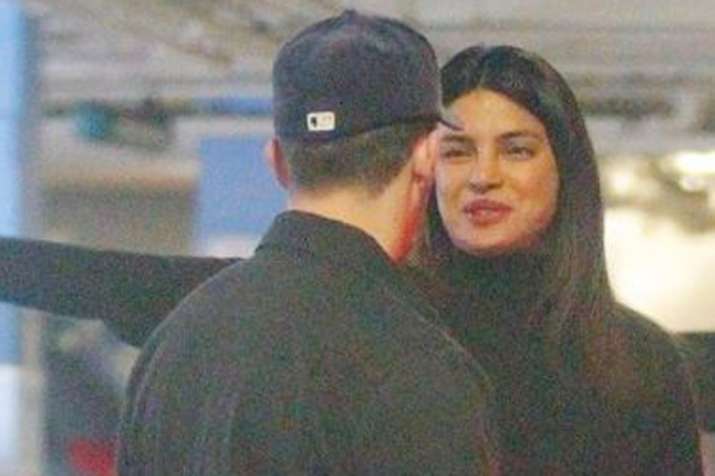 Priyanka Chopra and Nick Jonas spotted kissing post a dinner date Priyanka Chopra and Nick Jonas spotted kissing post a dinner date- India TV