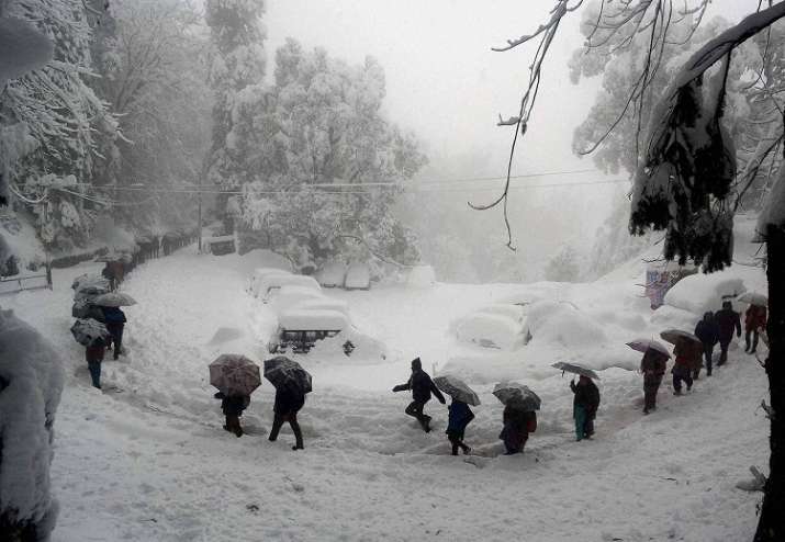 जम्मू एवं कश्मीर में भारी बर्फबारी, सड़क-मार्ग बंद, उड़ानें रद्द जम्मू एवं कश्मीर में भारी बर्फबारी, सड़क-मार्ग बंद, उड़ानें रद्द- India TV