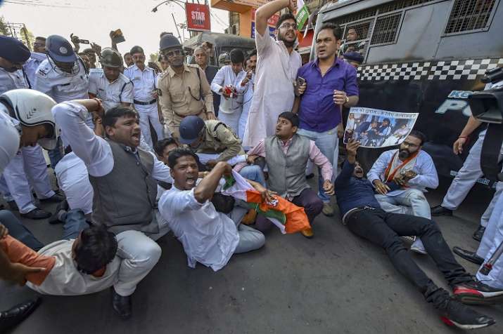 Police detain Youth Congress activists during a protest... Police detain Youth Congress activists during a protest...- India TV