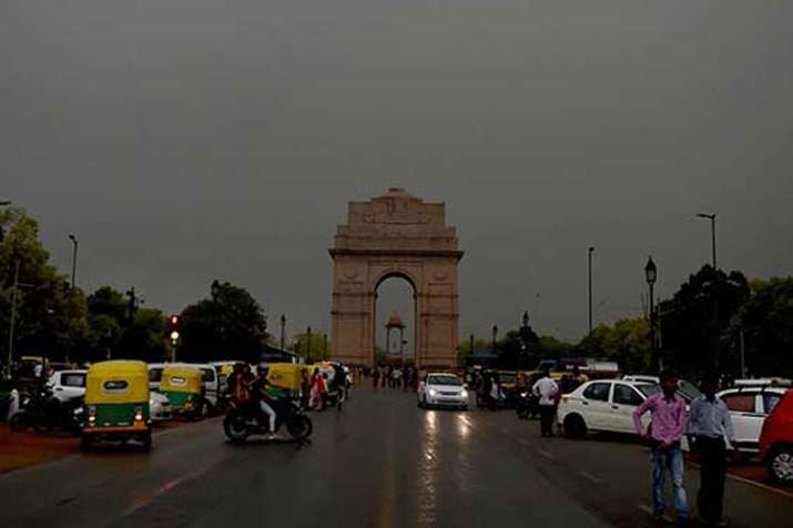 NCR experiences light rainfall, cold winds, 'very poor' air quality | PTI File NCR experiences light rainfall, cold winds, 'very poor' air quality | PTI File- India TV