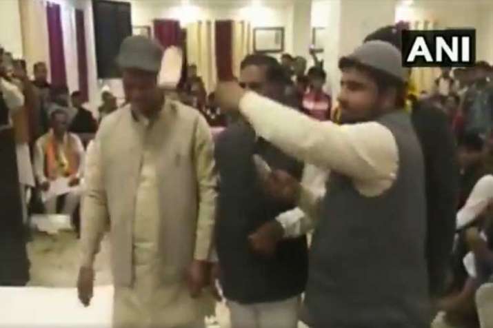 Congress party workers shower currency notes on Congress... Congress party workers shower currency notes on Congress...- India TV