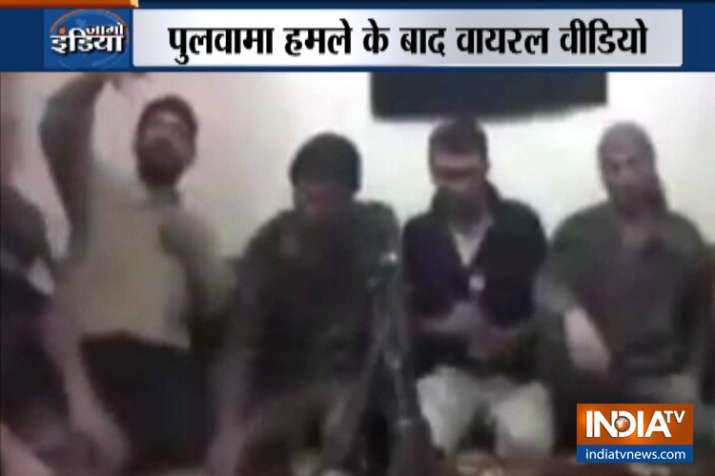 पुलवामा हमले के बाद सेल्फी लेते वक्त आतंकियों की पूरी टीम बम धमाके में उड़ी, वीडियो वायरल पुलवामा हमले के बाद सेल्फी लेते वक्त आतंकियों की पूरी टीम बम धमाके में उड़ी, वीडियो वायरल- India TV