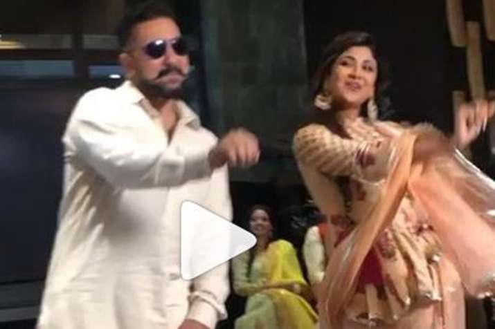 Shilpa Shetty dances with husband Raj Kundra on Lamberghini Shilpa Shetty dances with husband Raj Kundra on Lamberghini - India TV