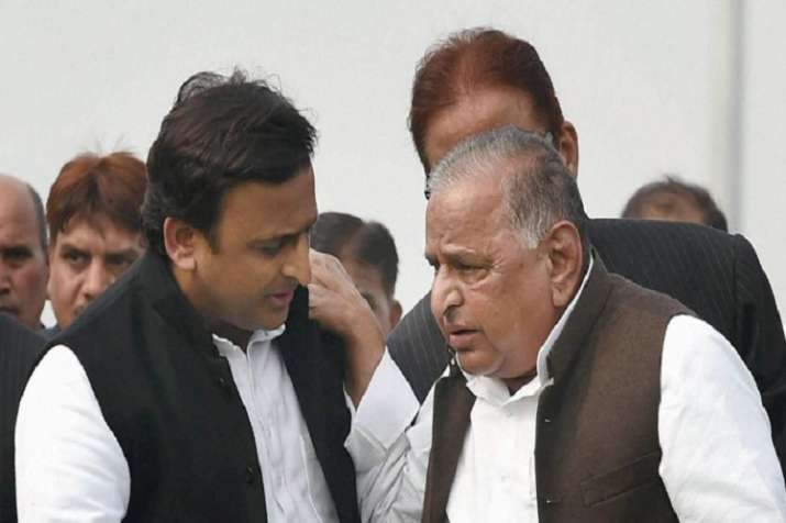 Mulayam Singh Yadav and his sons Akhilesh Yadav Mulayam Singh Yadav and his sons Akhilesh Yadav- India TV