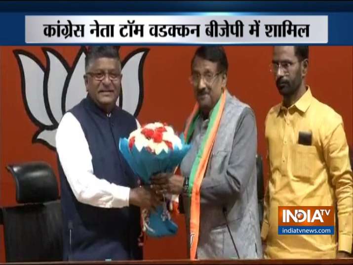 Sonia Gandhi's former secretary Tom Vadakkan Joins BJP Sonia Gandhi's former secretary Tom Vadakkan Joins BJP- India TV